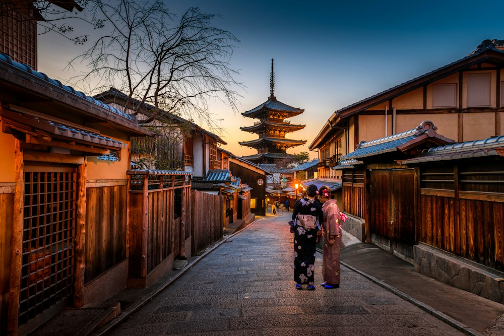Kyoto temple and spring cherry blossoms